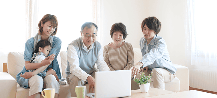 家族が話し合っている写真