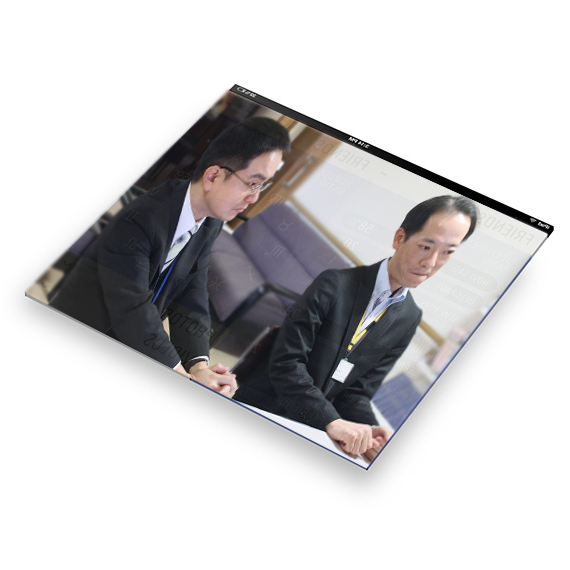 AEDコムの清水による説明を受けていらっしゃる　つくばエデュースの村上様と佐藤様